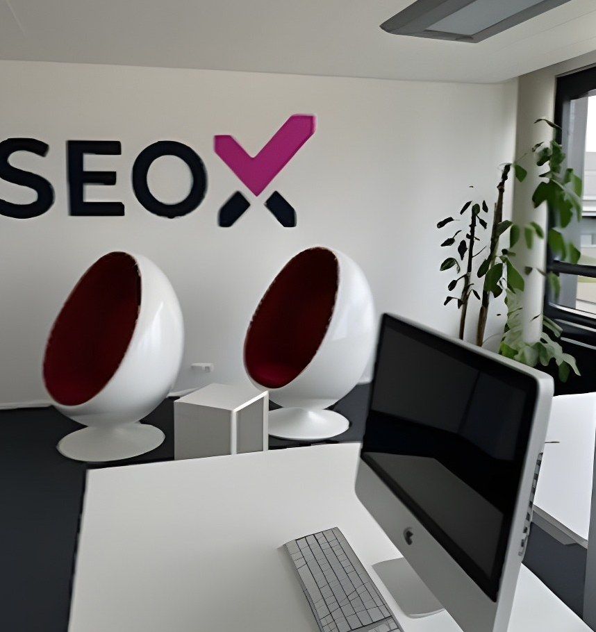 SEOX Office mit Logo-Wand und Design-Sesseln